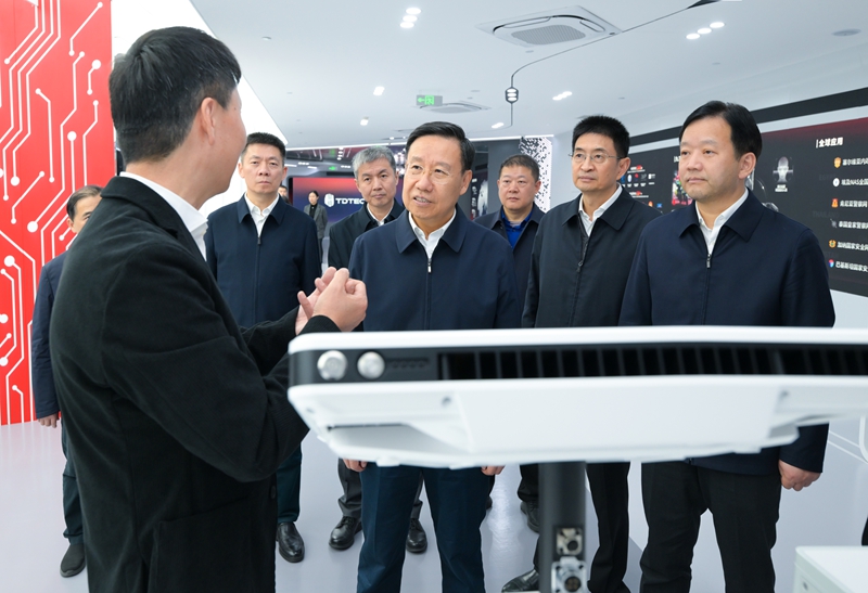 王曉暉調(diào)研成都高新企業(yè) 以科技創(chuàng)新引領(lǐng)產(chǎn)業(yè)升級(jí)，培育新質(zhì)生產(chǎn)力